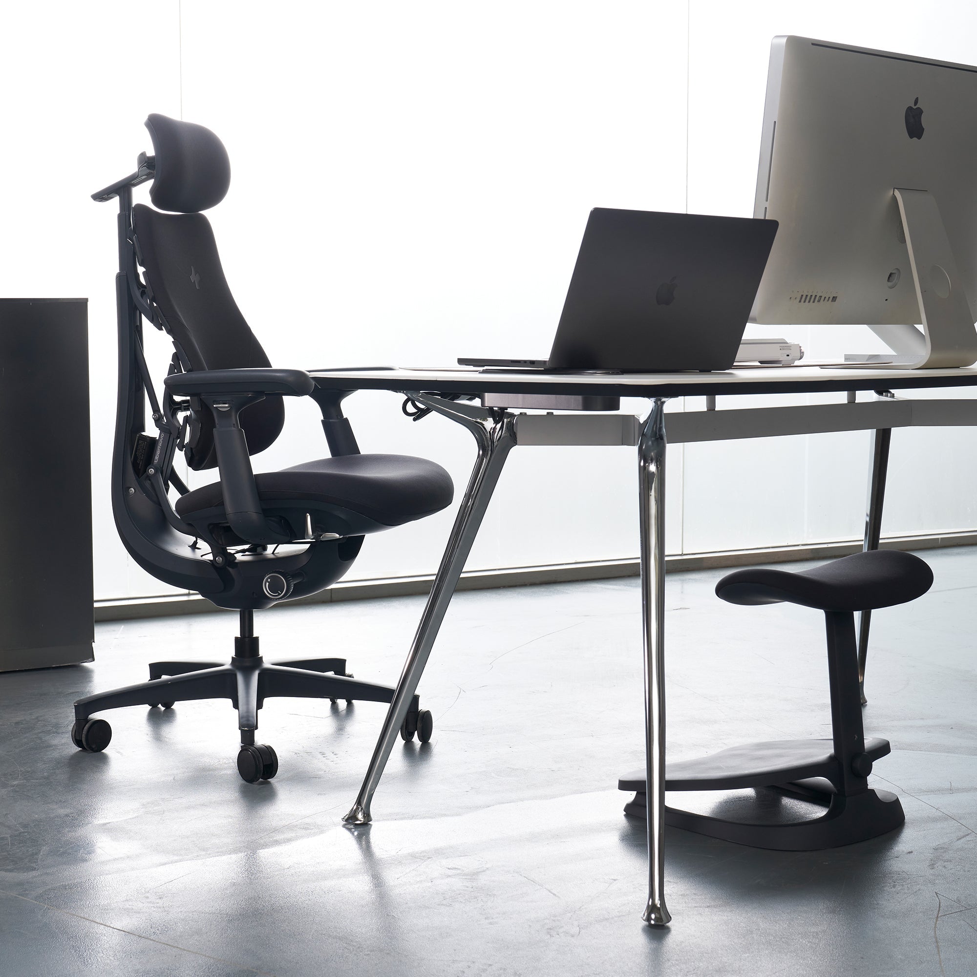 Dynamic Ergonomic Office Chair with Chip-Controlled Adaptive Backrest
