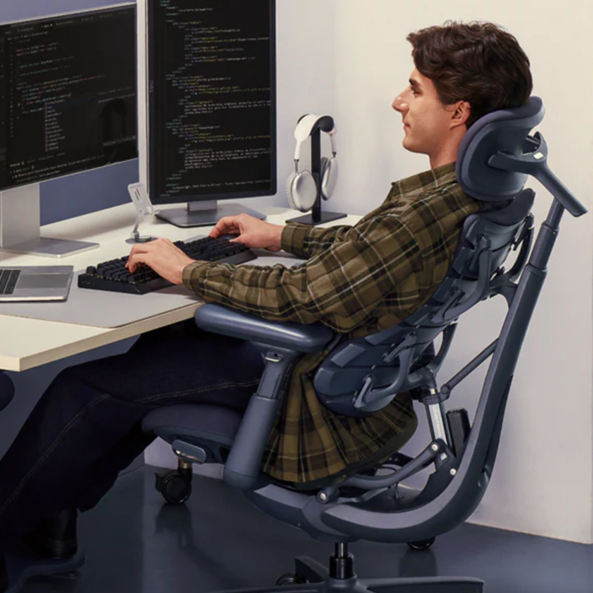 Dynamic Ergonomic Office Chair with Chip-Controlled Adaptive Backrest