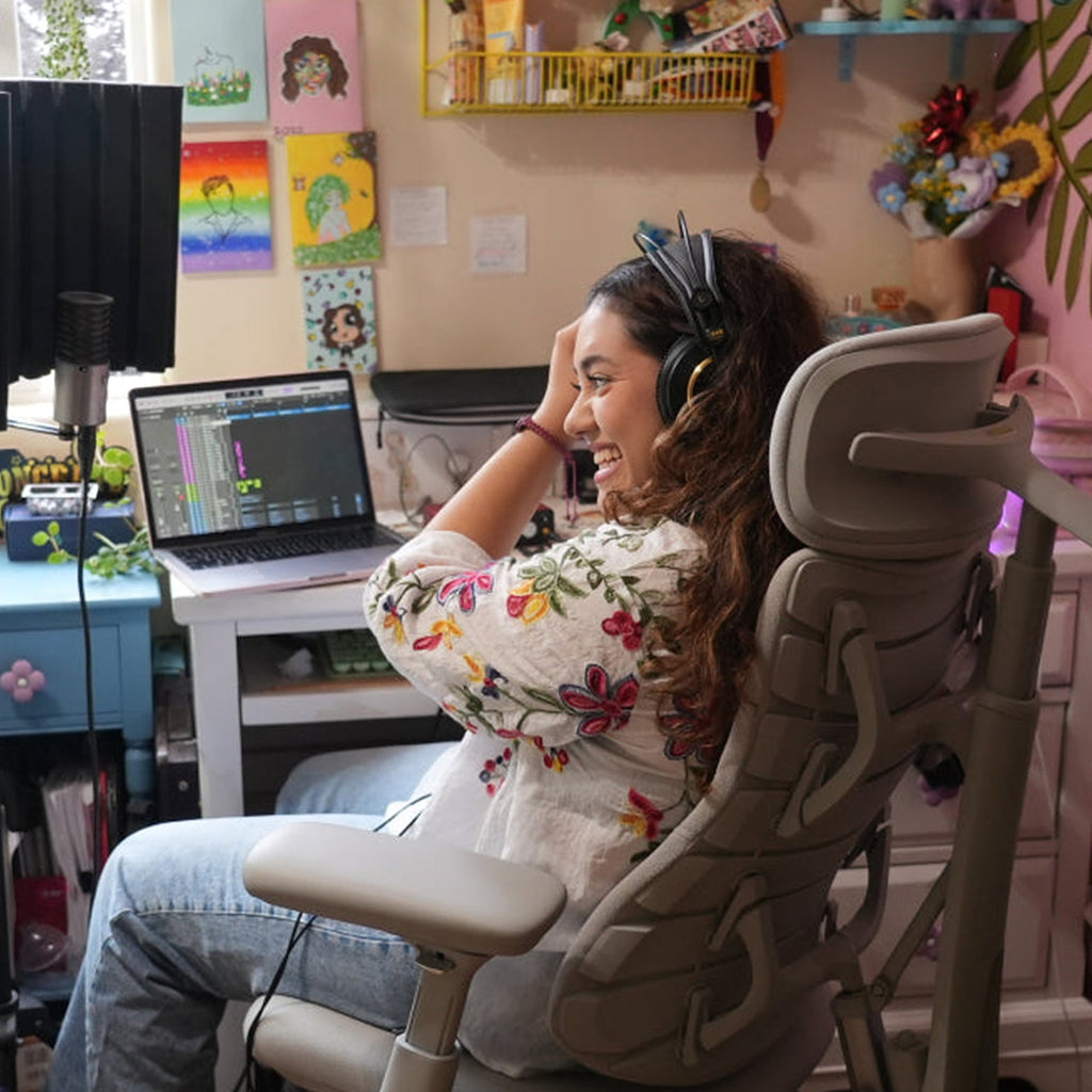Dynamic Ergonomic Office Chair with Chip-Controlled Adaptive Backrest