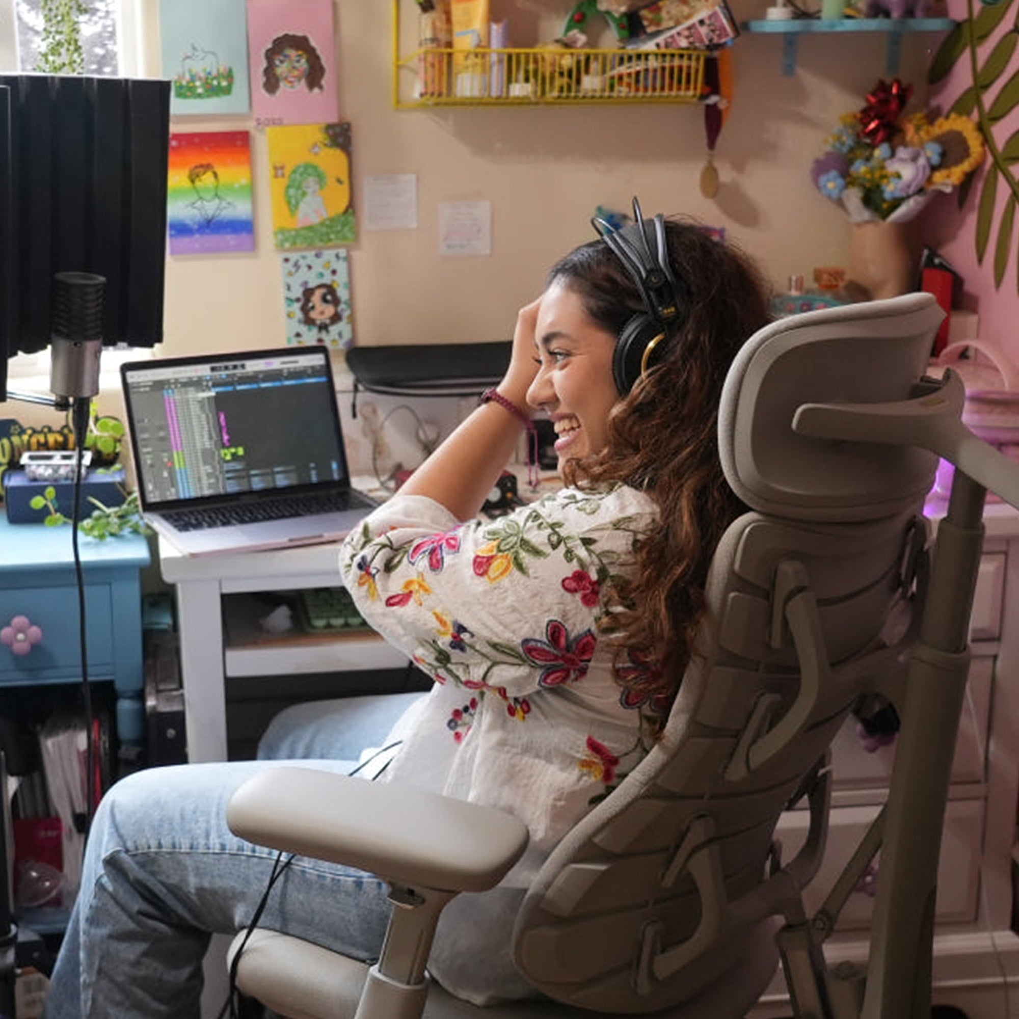 Dynamic Ergonomic Office Chair with Chip-Controlled Adaptive Backrest
