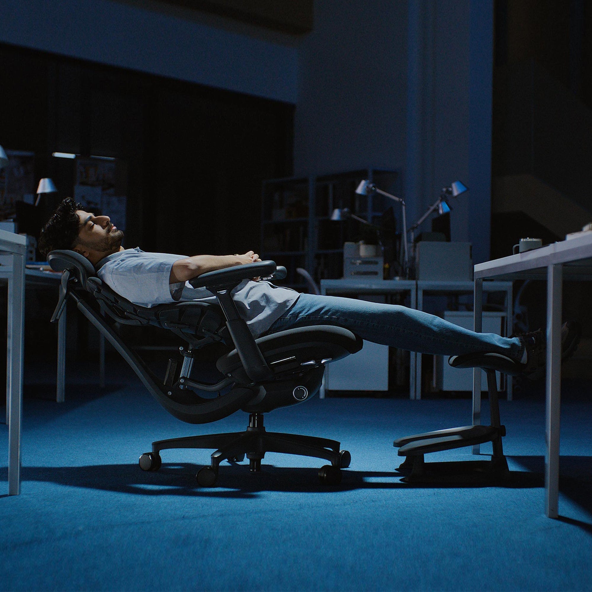 Dynamic Ergonomic Office Chair with Chip-Controlled Adaptive Backrest