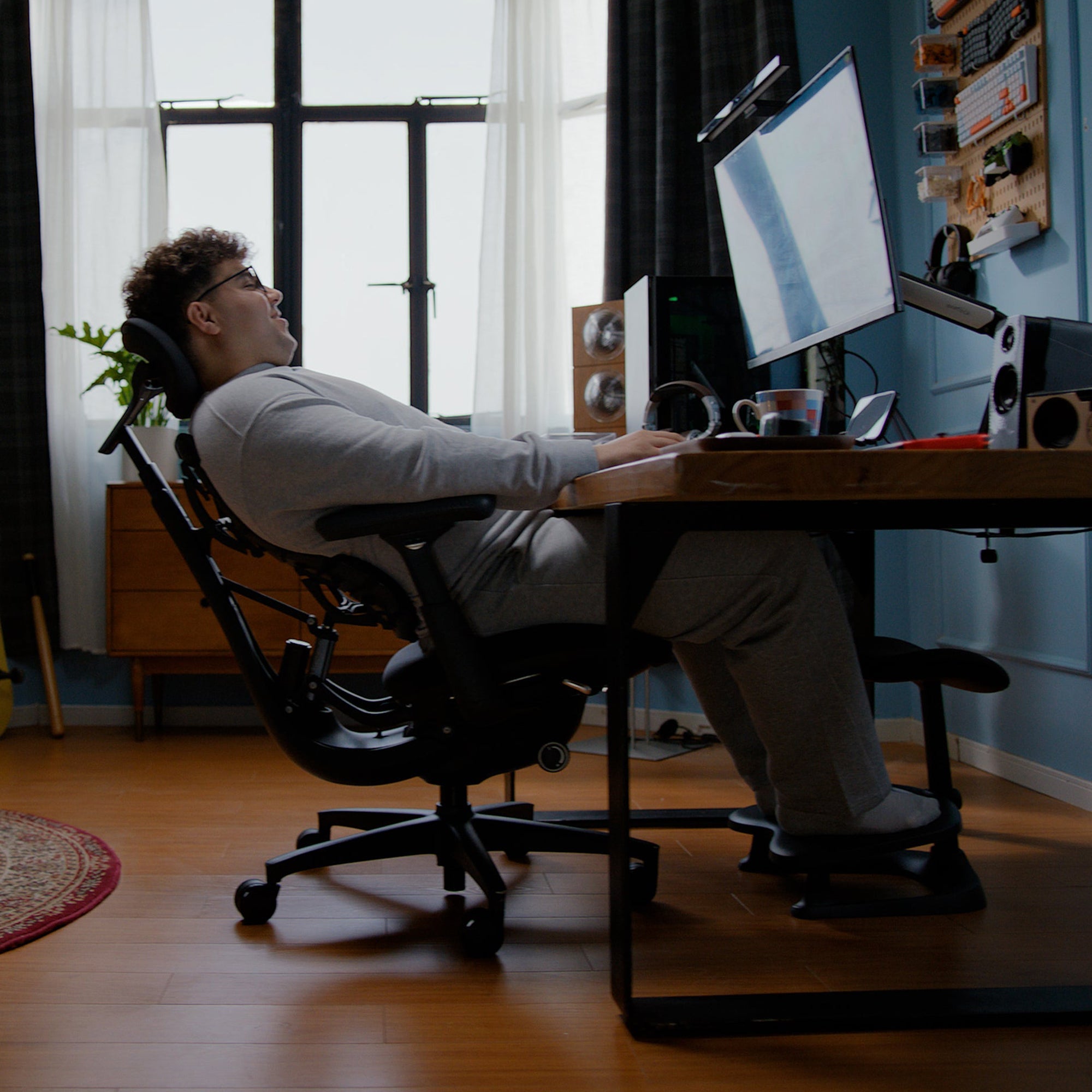Dynamic Ergonomic Office Chair with Chip-Controlled Adaptive Backrest