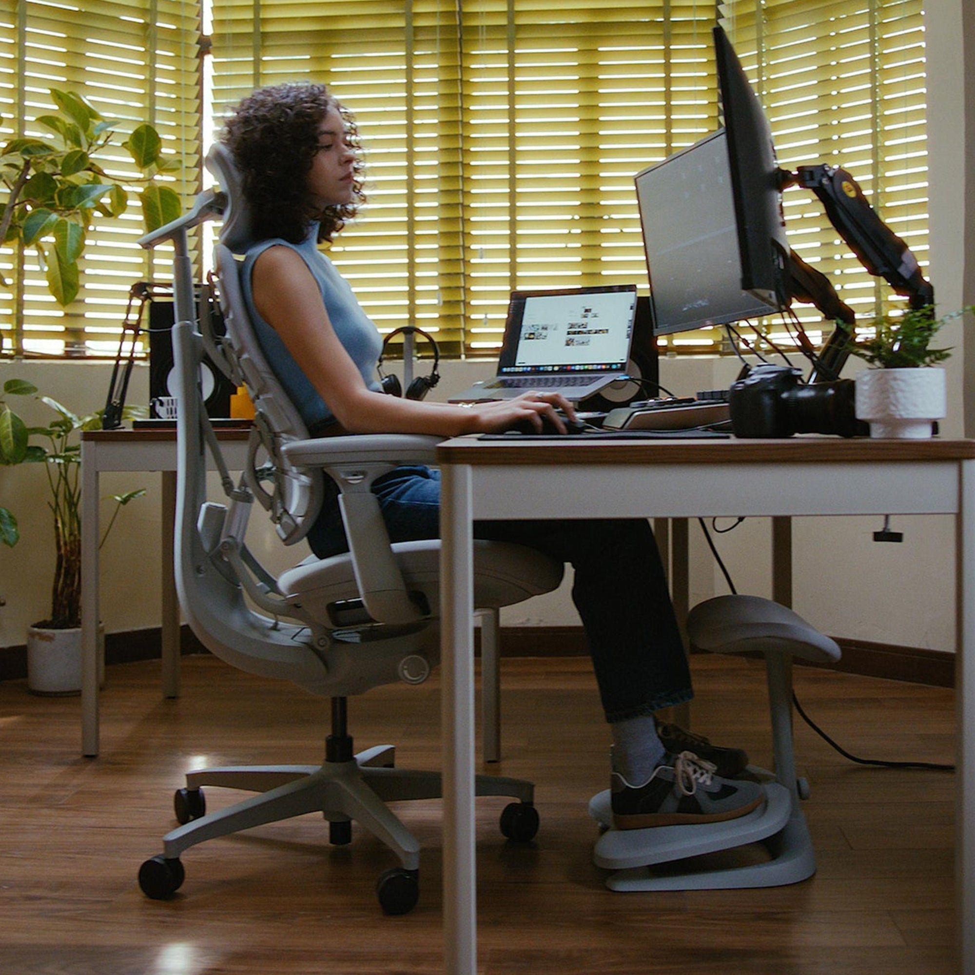 Dynamic Ergonomic Office Chair with Chip-Controlled Adaptive Backrest