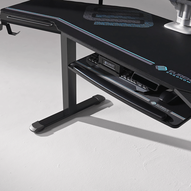 Wing-Shaped Standing Desk (72x23)